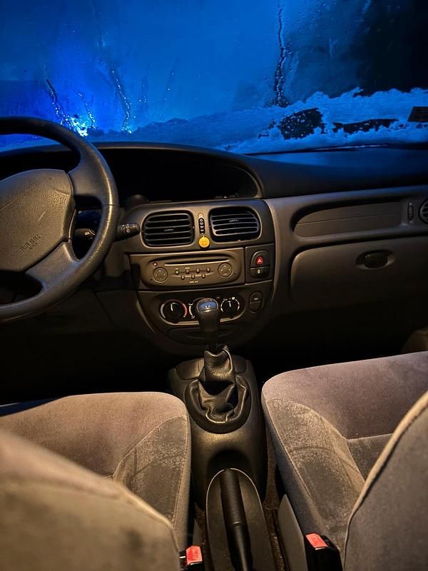 Gebraucht Renault Mégane Expression 107 PS (78 kW) 2000 Silber Kleinwagen