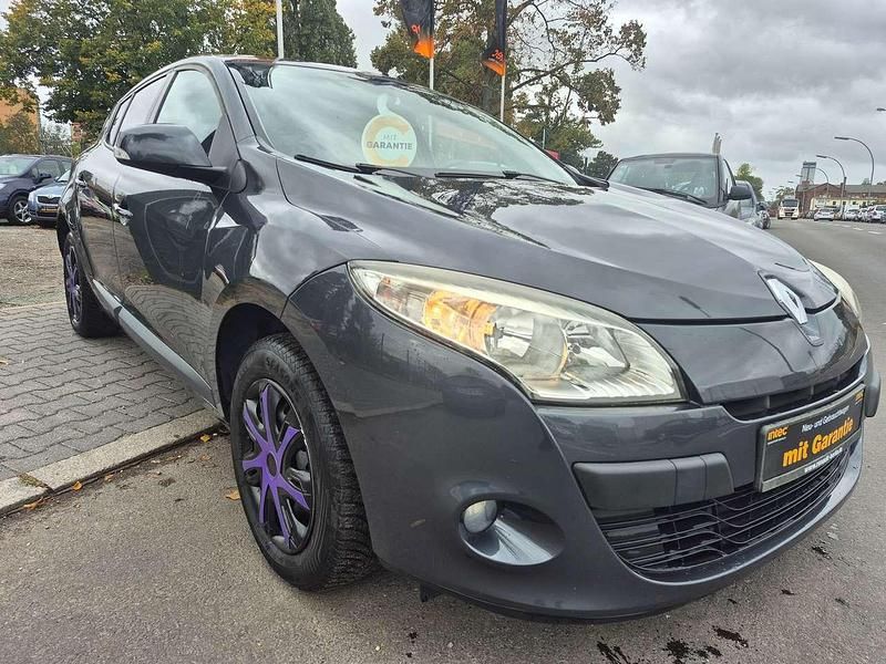 Grau Gebraucht 2009 Renault Mégane III Expression Limousine | 3.999 € (Fairer Preis) - Bild 1/4