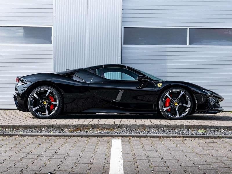 Gebraucht Ferrari SF90 999 PS (734 kW) 2024 Nero ds1250 (schwarz) Cabrio