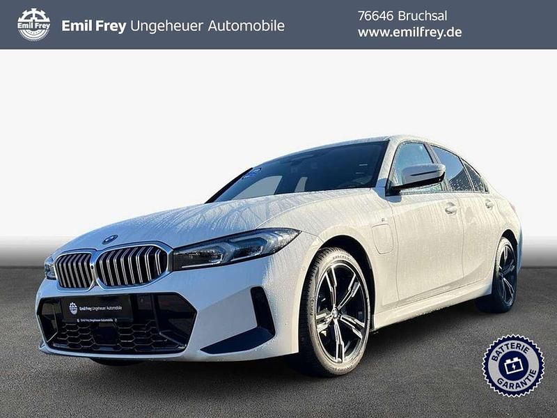 Alpinweiß uni Neu 2025 BMW 330e Limousine | 62.390 € (Fairer Preis) - Bild 1/2