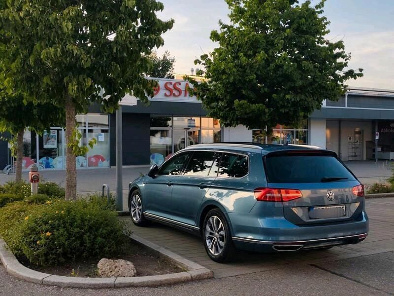 Blau Gebraucht 2016 VW Passat GTE Kombi | 22.900 € (Teuer) - Bild 1/4