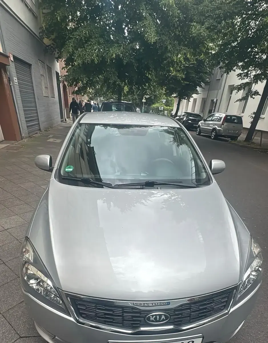 Gebraucht Kia Ceed 90 PS (66 kW) 2010 Silber Kleinwagen