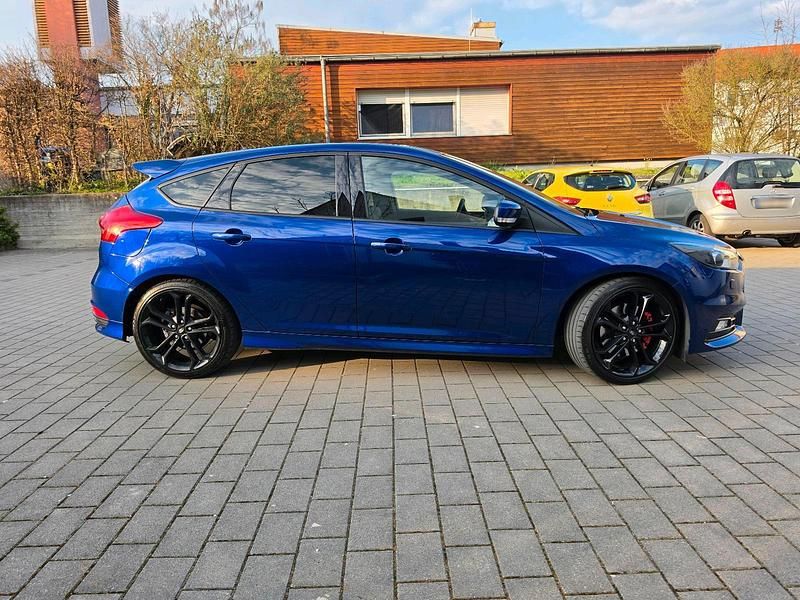Gebraucht Ford Focus ST 250 PS (183 kW) 2018 Blau Limousine