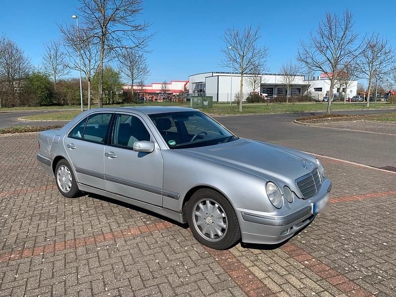 Gebraucht Mercedes E220 143 PS (105 kW) 2000 Silber Limousine