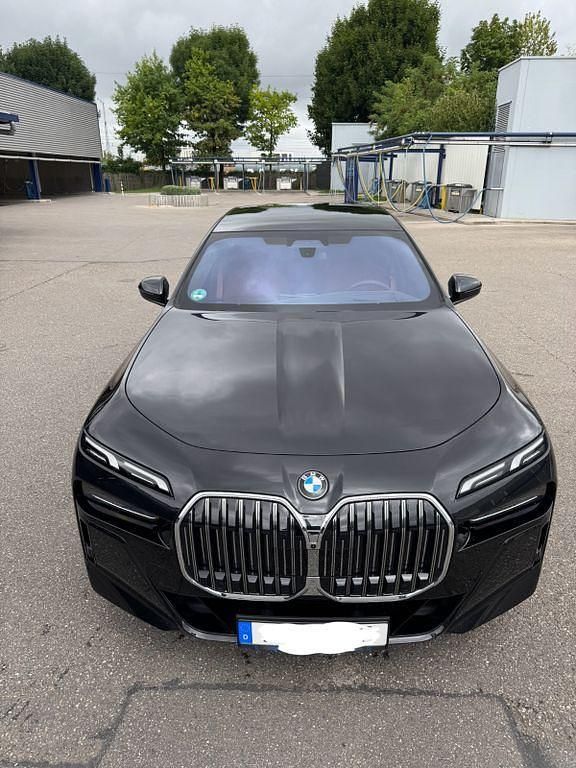 Braun Gebraucht 2024 BMW 740 M Sport Limousine | 92.500 € (Superpreis) - Bild 1/4