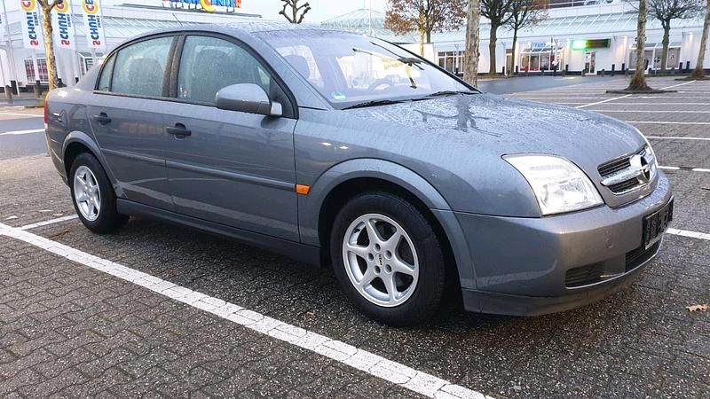 Grau Gebraucht 2003 Opel Vectra Limousine | 4.399 € - Bild 1/4