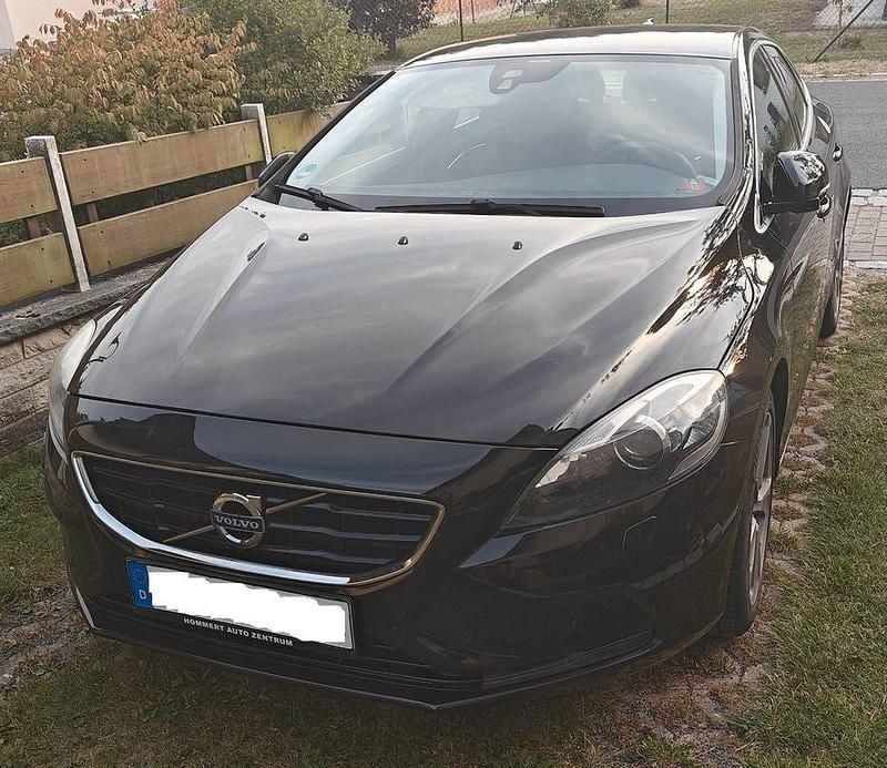Schwarz Gebraucht 2013 Volvo V40 Momentum Kombi | 8.300 € - Bild 1/4