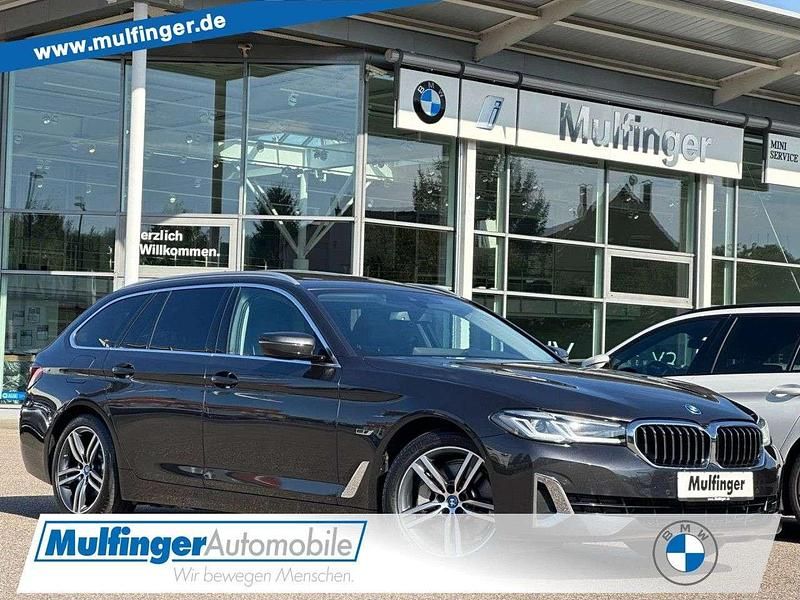 Sophistograu brillanteffekt (metallic) Gebraucht 2022 BMW 530e Sport Line Kombi | 34.440 € (Fairer Preis) - Bild 1/4