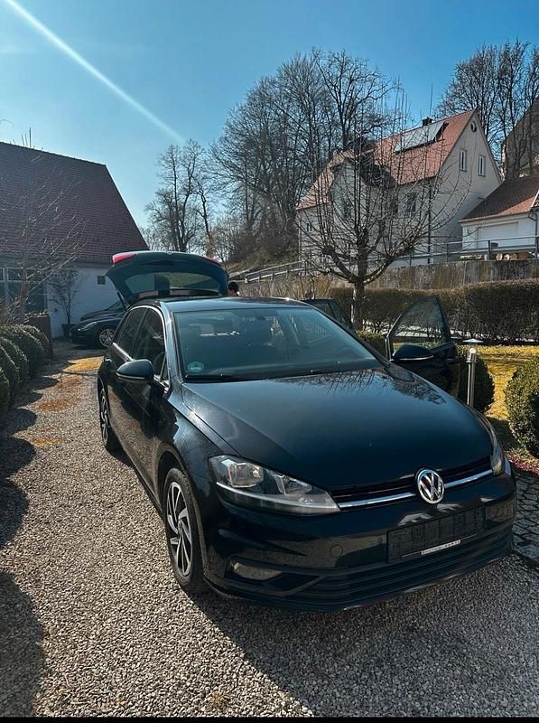 Schwarz Gebraucht 2017 VW Golf VII Trendline Limousine | 10.700 € (Fairer Preis) - Bild 1/4