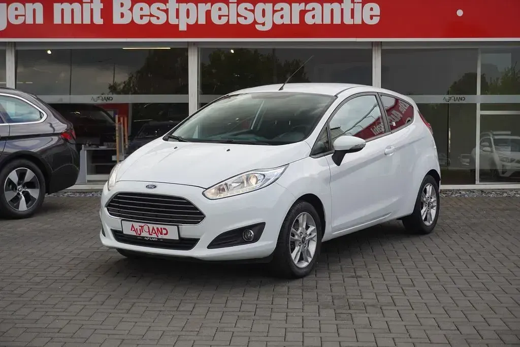 Gebraucht Ford Fiesta Trend 60 PS (44 kW) 2016 Frostweiß Kleinwagen