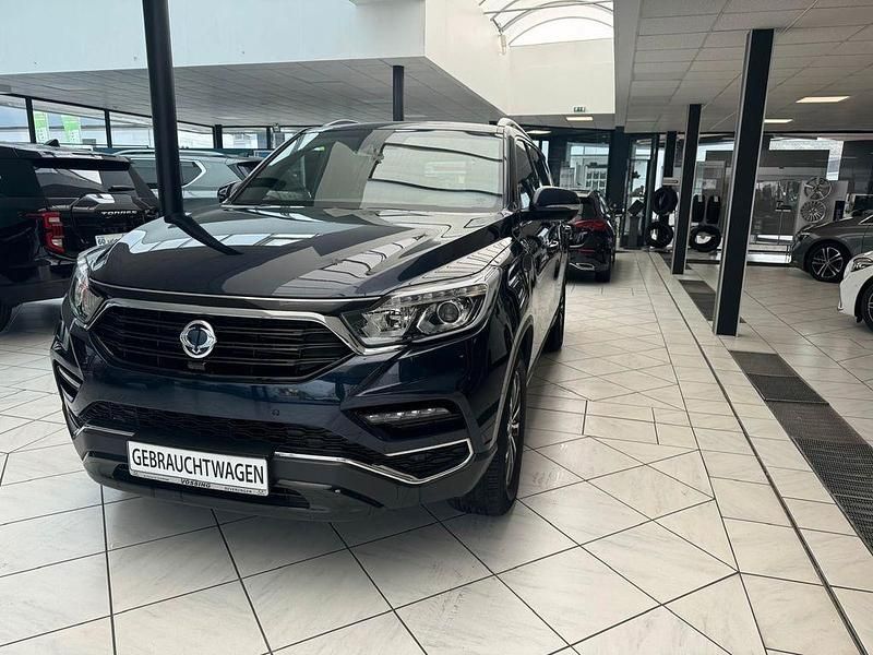 Blau Gebraucht 2019 Ssangyong (KGM) Rexton Sapphire SUV | 22.980 € (Fairer Preis) - Bild 1/4