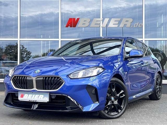 Portimao blau metallic Gebraucht 2024 BMW 118 M Sport Kleinwagen | 32.890 € (Etwas zu teuer) - Bild 1/4