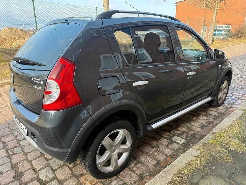 Gebraucht Dacia Sandero Stepway 80 PS (58 kW) 2012 Grau Limousine