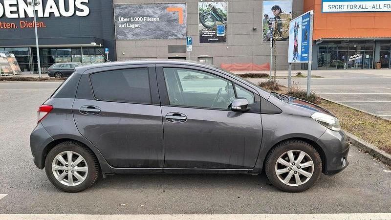 Gebraucht Toyota Yaris 69 PS (50 kW) 2013 Grau Kleinwagen