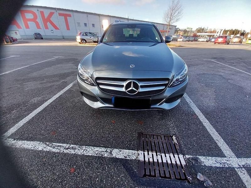 Grau Gebraucht 2018 Mercedes C220 Limousine | 18.900 € (Fairer Preis) - Bild 1/4