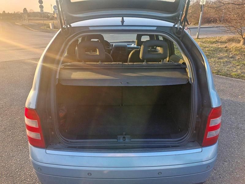 Second-hand Audi A2 110 CP (80 kW) 2002 Albastru Hatchback