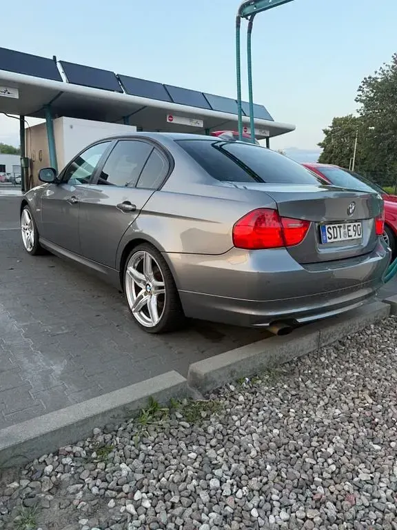 Gebraucht BMW 318 145 PS (106 kW) 2010 Grau Limousine
