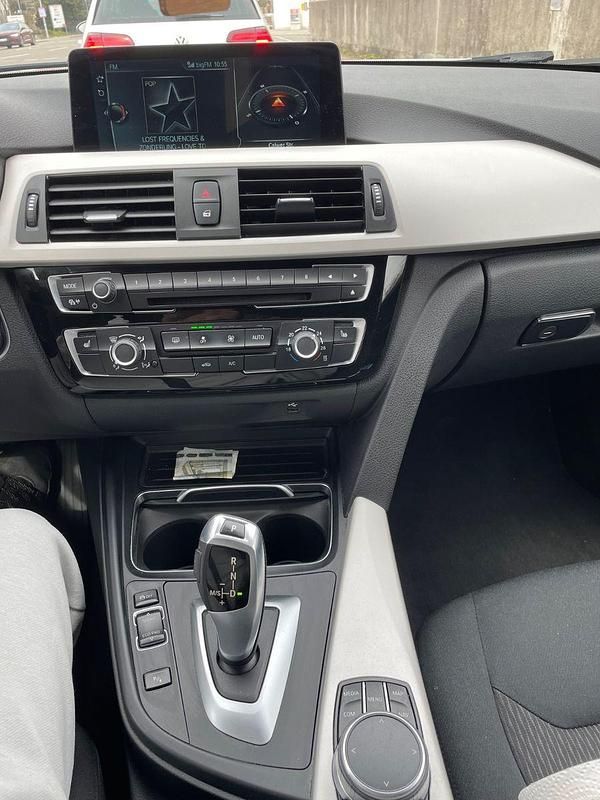 Gebraucht BMW 320 Advantage 163 PS (119 kW) 2017 Grau Kombi