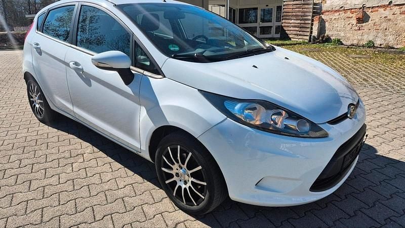 Gebraucht Ford Fiesta 60 PS (44 kW) 2011 Weiß Kleinwagen