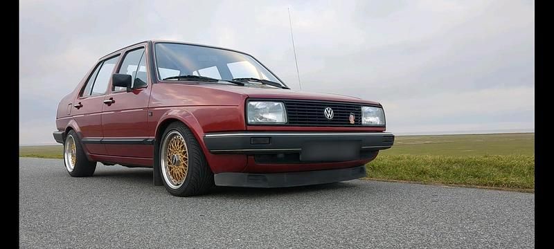 Second-hand VW Jetta 90 CP (66 kW) 1985 Roșu Berlinǎ