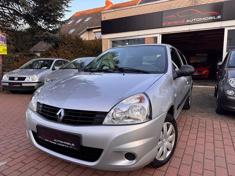 Grau Gebraucht 2011 Renault Clio II Campus Limousine | 3.990 € (Etwas zu teuer) - Bild 1/4