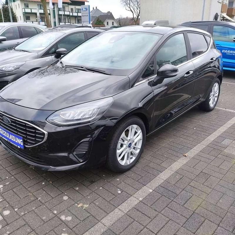 Agate black metallic (metallic) Gebraucht 2023 Ford Fiesta Titanium Kleinwagen | 19.980 € (Fairer Preis) - Bild 1/4