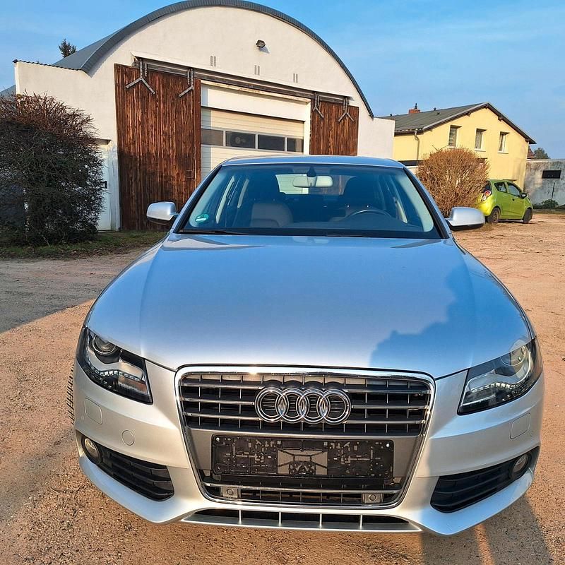 Gebraucht Audi A4 Attraction 120 PS (88 kW) 2011 Silber Limousine