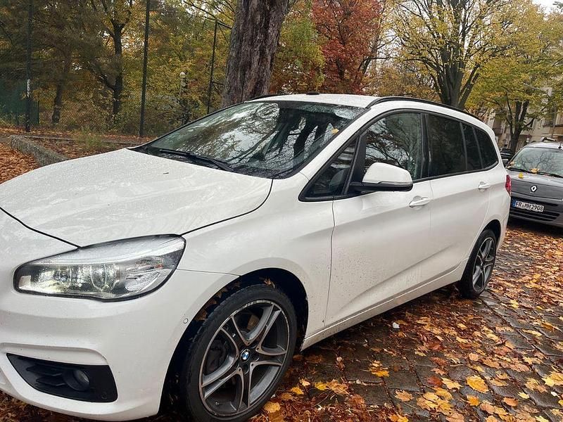 Weiß Gebraucht 2017 BMW 220 Gran Tourer Advantage Van / Kleinbus | 9.999 € (Fairer Preis) - Bild 1/4