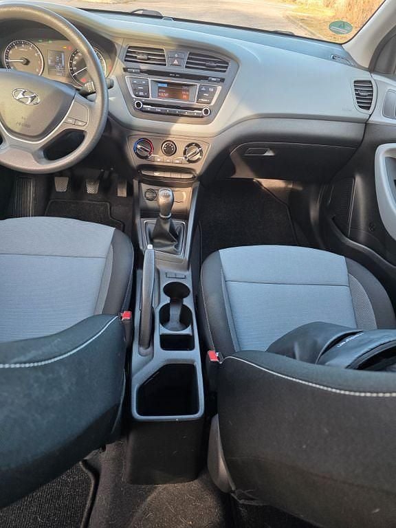 Gebraucht Hyundai i20 Classic 75 PS (55 kW) 2017 Weiß Limousine