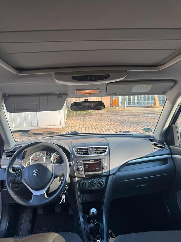 Gebraucht Suzuki Swift 75 PS (55 kW) 2013 Silber Kleinwagen