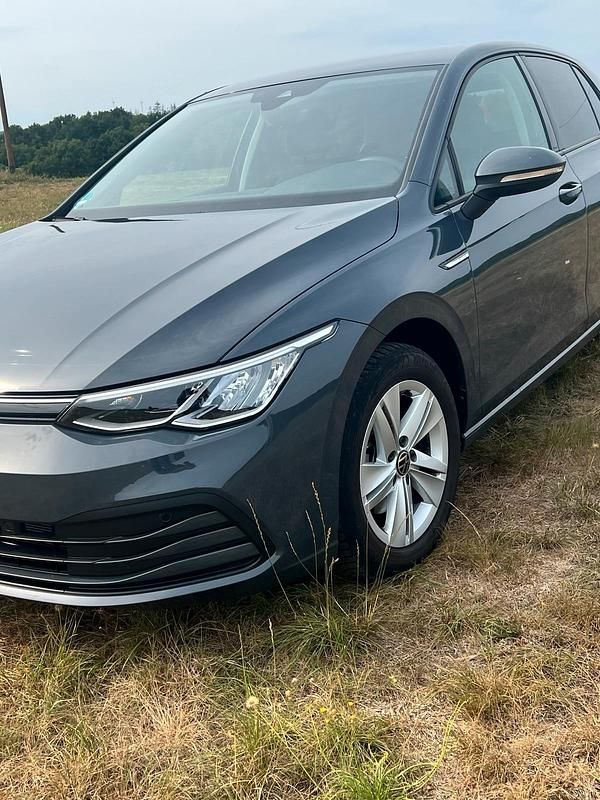 Grau Gebraucht 2020 VW Golf VIII Life Kleinwagen | 17.800 € (Superpreis) - Bild 1/4