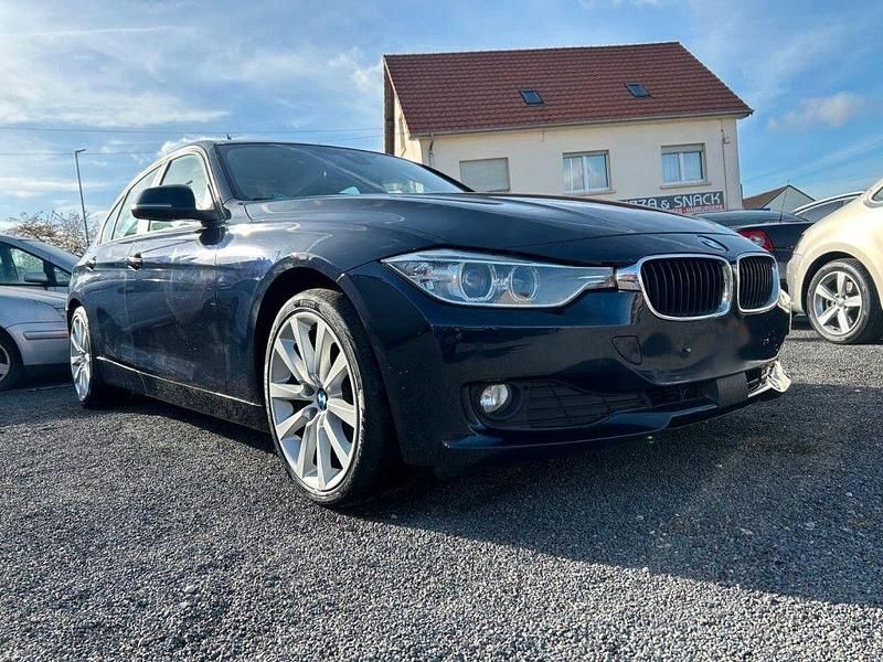 Blau Gebraucht 2013 BMW 320 Sport Line Limousine | 14.990 € (Fairer Preis) - Bild 1/4