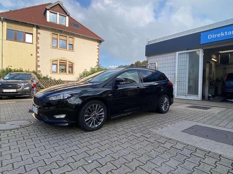 Iridiumschwarz metallic Gebraucht 2018 Ford Focus ST-Line Kombi | 15.555 € (Fairer Preis) - Bild 1/4