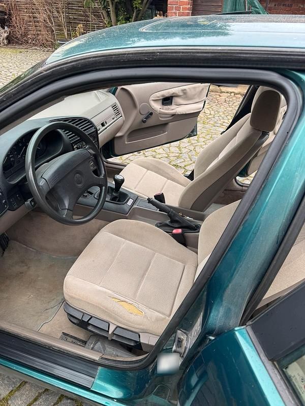 Gebraucht BMW 318 100 PS (73 kW) 1993 Grün Limousine