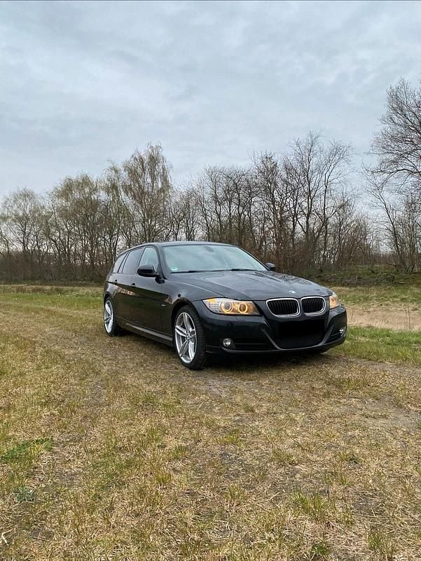 Gebraucht BMW 320 184 PS (135 kW) 2010 Schwarz Kombi