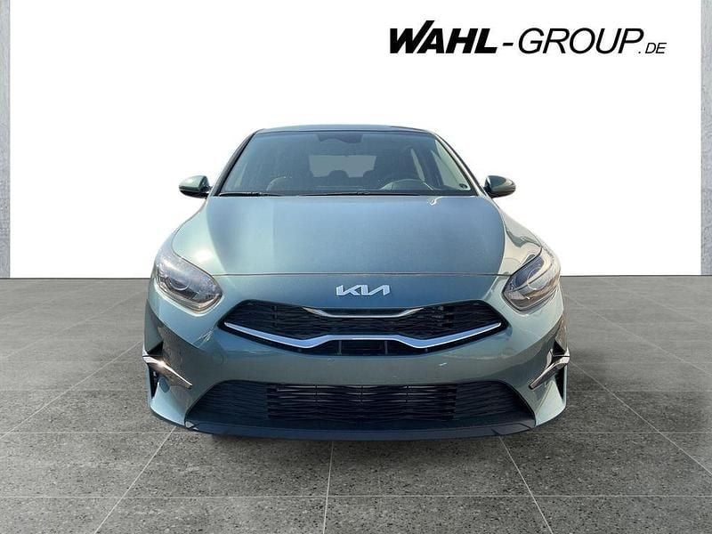 Neu Kia Ceed 99 PS (72 kW) 2026 Grau Kleinwagen