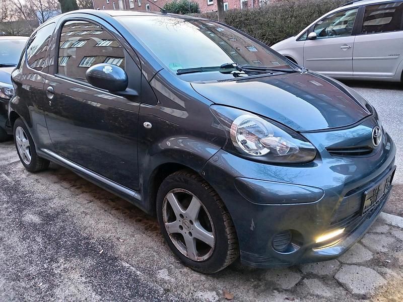 Gebraucht Toyota Aygo 68 PS (50 kW) 2012 Schwarz Kleinwagen