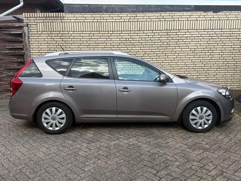 Second-hand Kia Ceed 125 CP (91 kW) 2012 Bej Hatchback
