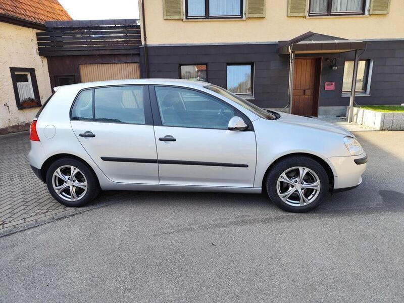 Silber Gebraucht 2005 VW Golf V Limousine | 5.650 € (Etwas zu teuer) - Bild 1/4