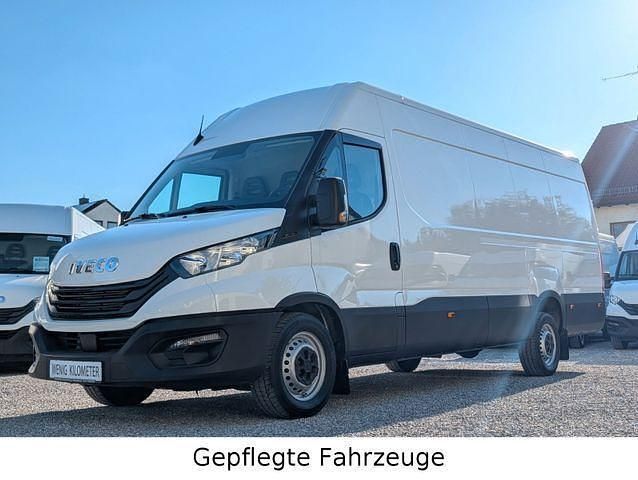 Weiss Gebraucht 2023 Iveco Daily Limousine | 31.949 € (Etwas zu teuer) - Bild 1/3