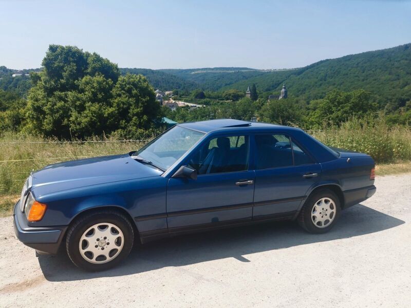 Blau metallic Gebraucht 1989 Mercedes E230 Limousine | 4.700 € - Bild 1/4