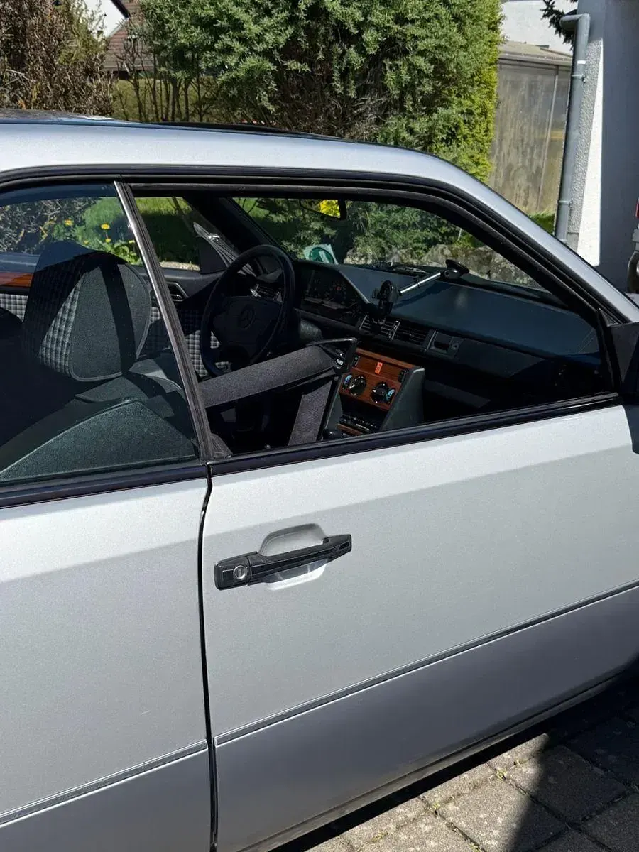 Używany Mercedes E220 150 KM (110 kW) 1997 Srebrny Coupe