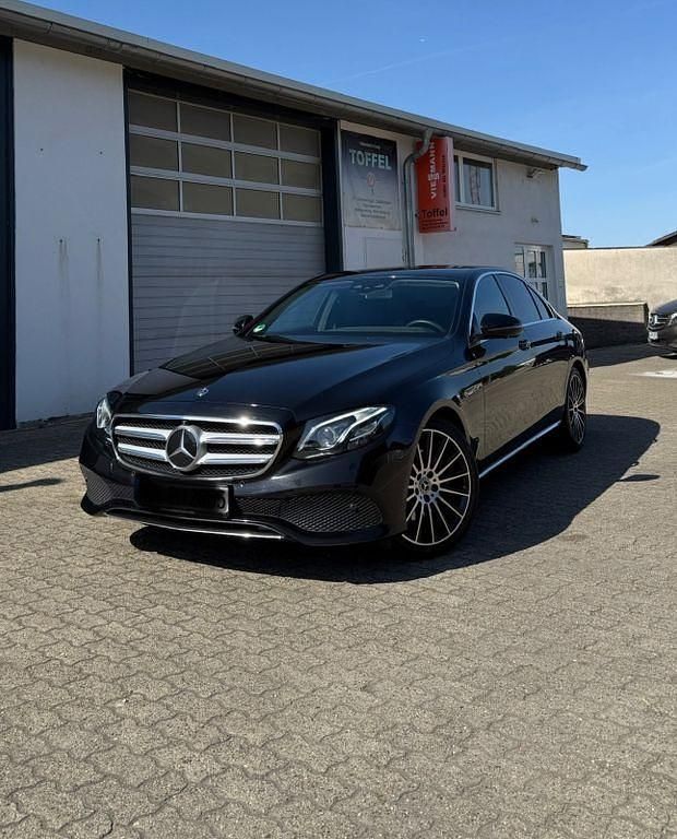 Schwarz Gebraucht 2017 Mercedes E220 Avantgarde Limousine | 19.399 € (Fairer Preis) - Bild 1/4