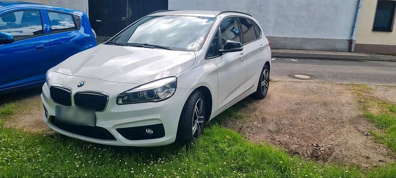 Weiß Gebraucht 2015 BMW 218 Active Tourer Van / Kleinbus | 13.000 € (Etwas zu teuer) - Bild 1/4