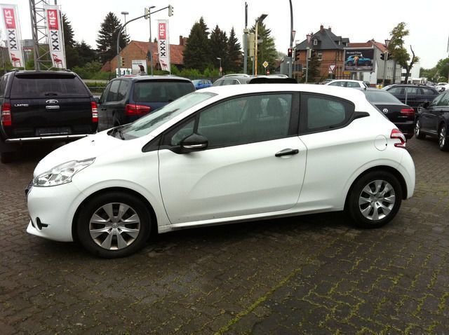 Gebraucht Peugeot 208 Access 68 PS (50 kW) 2013 Weiß Kleinwagen