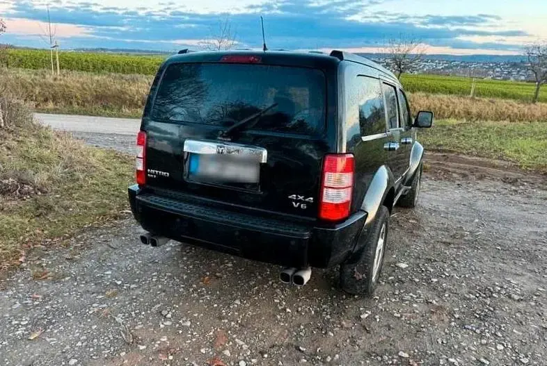 Używany Dodge Nitro 177 KM (130 kW) 2008 Czarny SUV