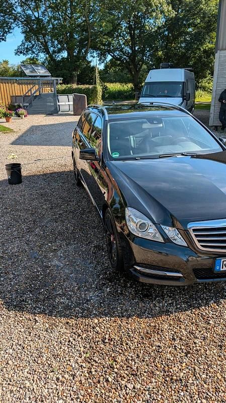 Schwarz Gebraucht 2012 Mercedes E200 Kombi | 8.700 € (Superpreis) - Bild 1/4