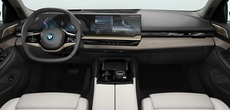 Gebraucht BMW 550e Comfort Edition 489 PS (359 kW) 2024 Blau Limousine