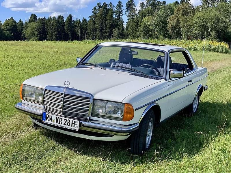 Gebraucht Mercedes 230 109 PS (80 kW) 1977 Weiß Coupé