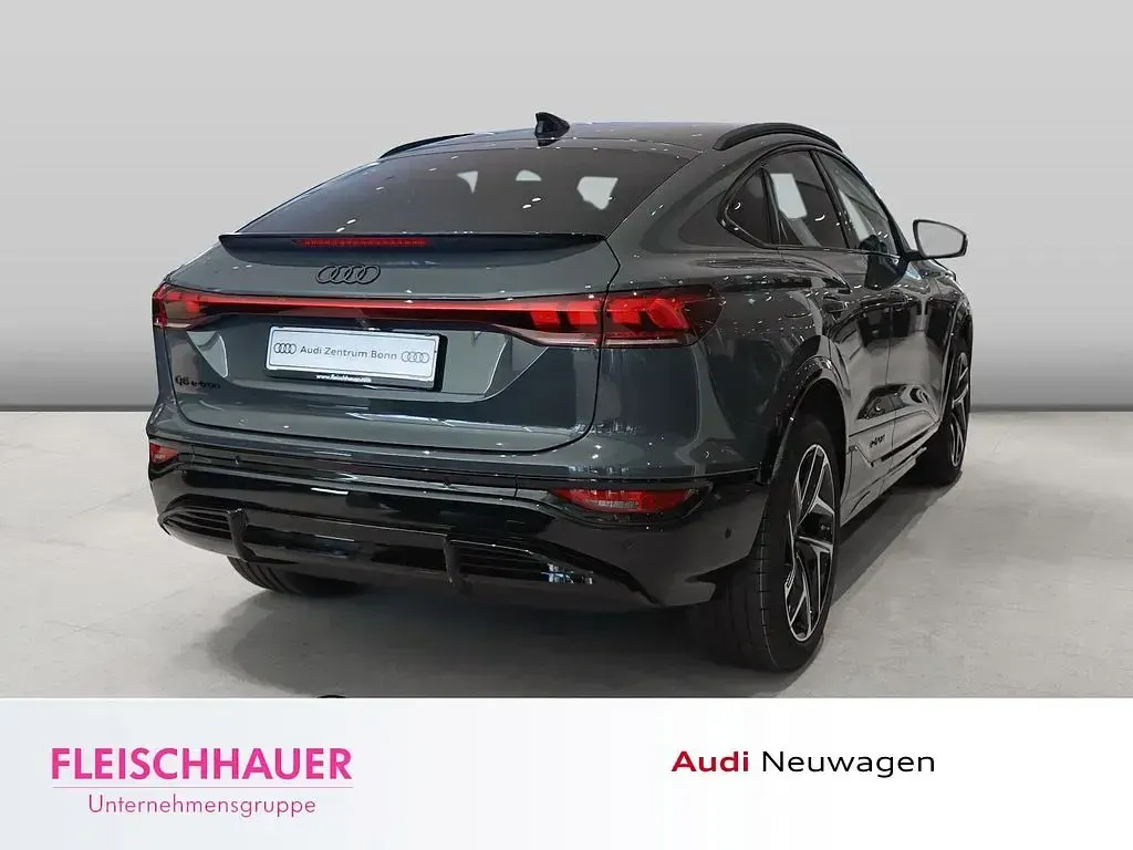 Neu Audi Q6 Sportback e-tron Business 225 kW (306 PS) 2026 Grau SUV